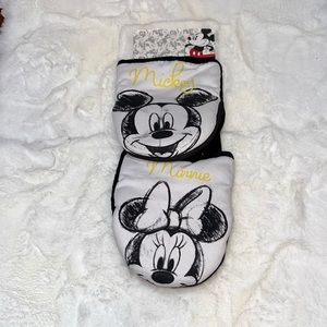 NEW Disney Mickey Mouse Minnie Mouse 2 Pack
Oversize Mini Oven Mitts
